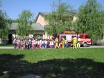 Esercitazione Evacuazione Per Incendio in Una Scuola - Scolari Che Seguono Le Lezioni Dei Vigili Del Fuoco.